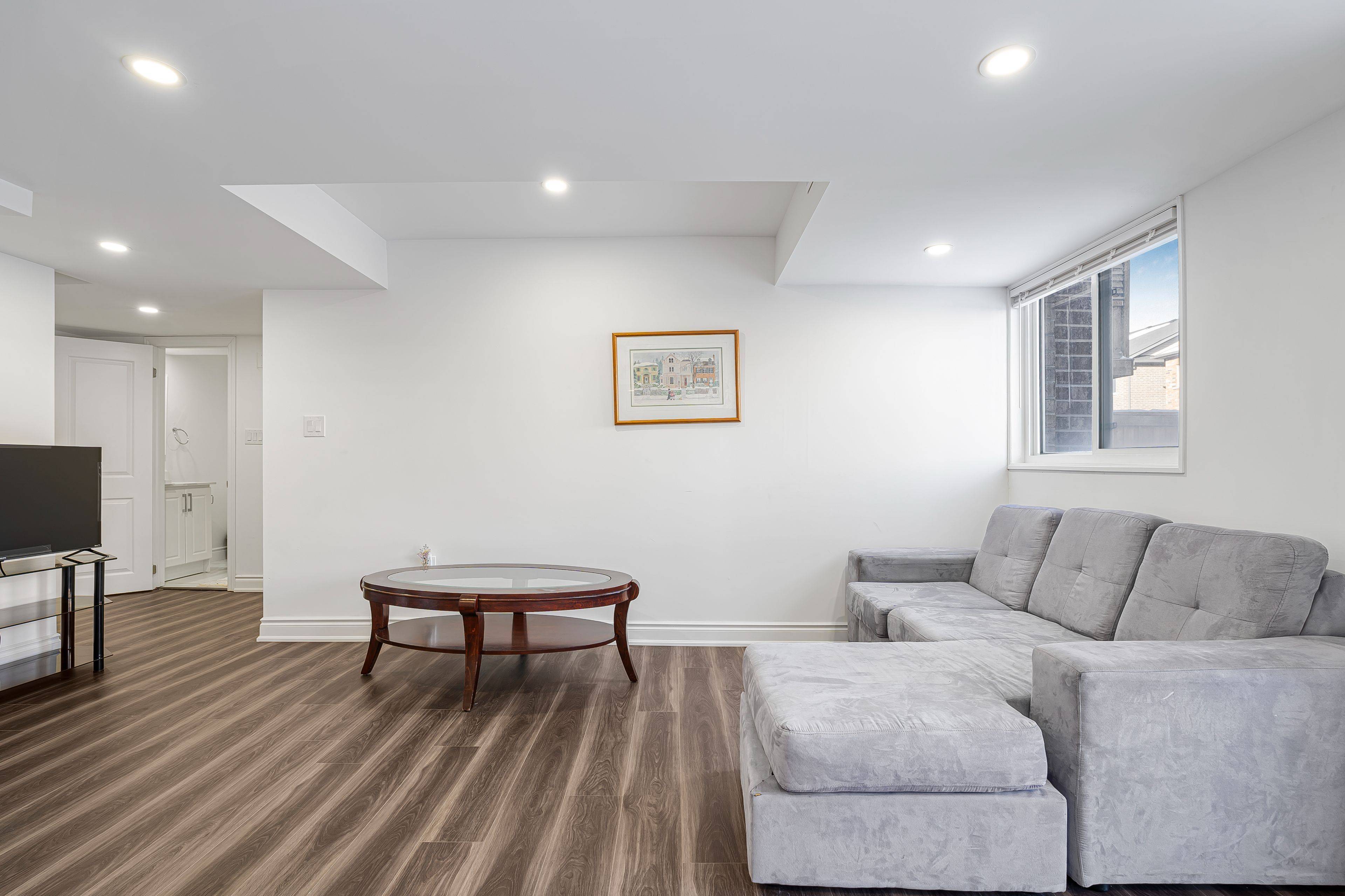 Oshawa, ON L1H 7K4,2515 Standardbred DR