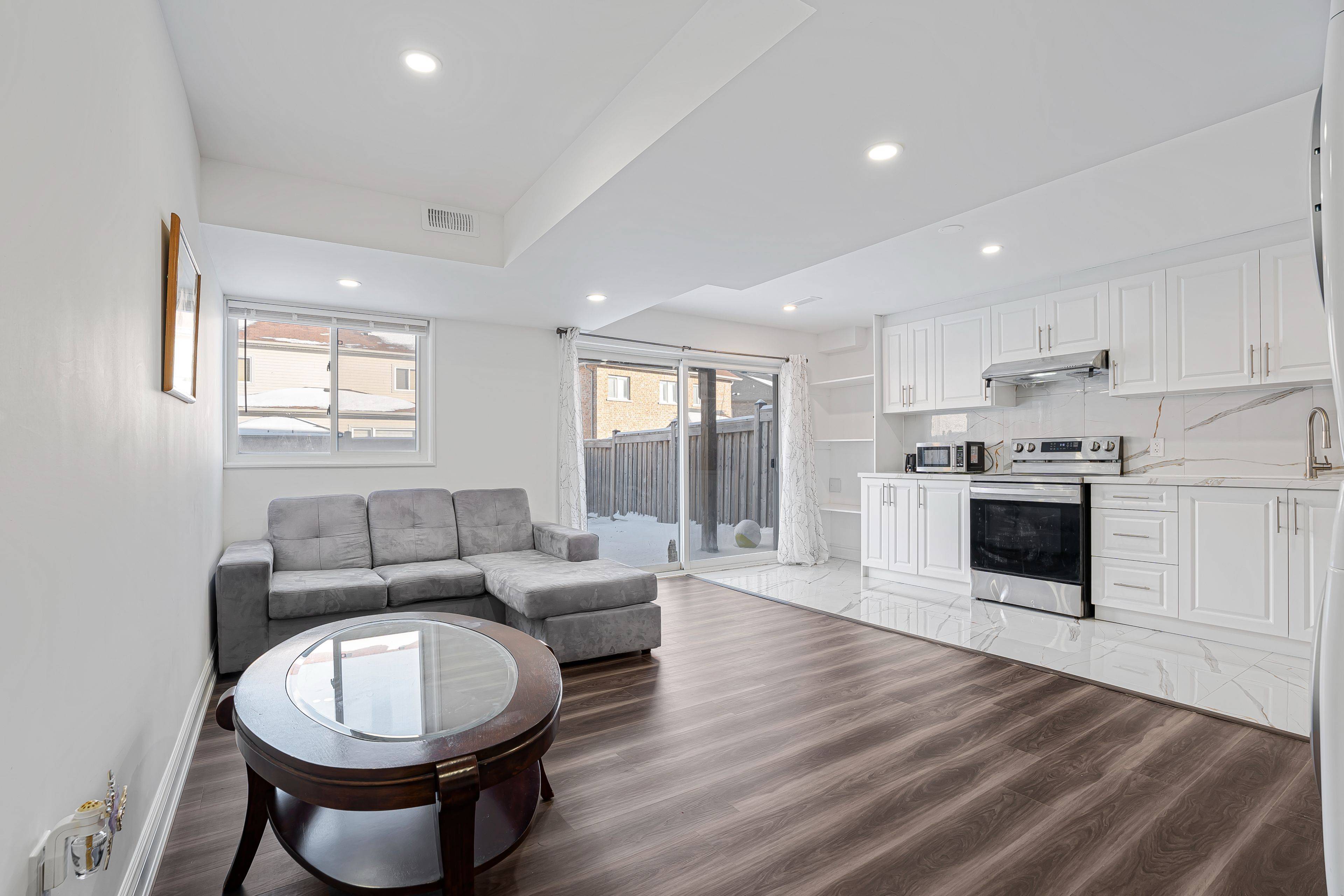 Oshawa, ON L1H 7K4,2515 Standardbred DR