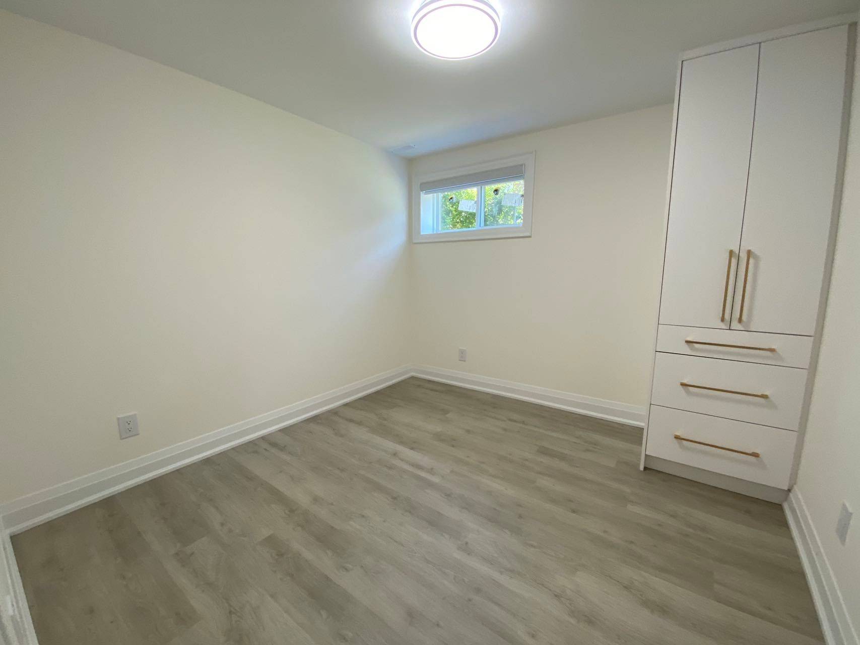 Mississauga, ON L5C 1W7,3366 Strabane DR #Basement room