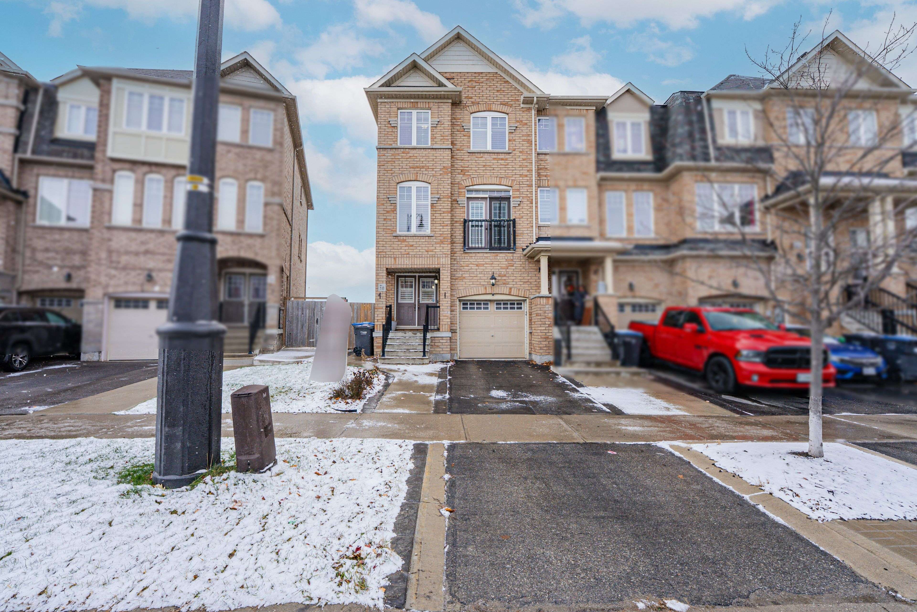 Brampton, ON L6Z 0G7,18 New Pines TRL