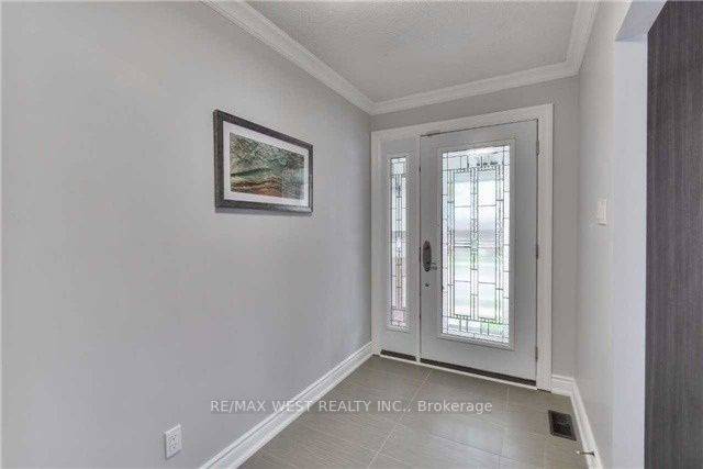 Brampton, ON L6V 2Y4,18 Linkdale RD #Upper