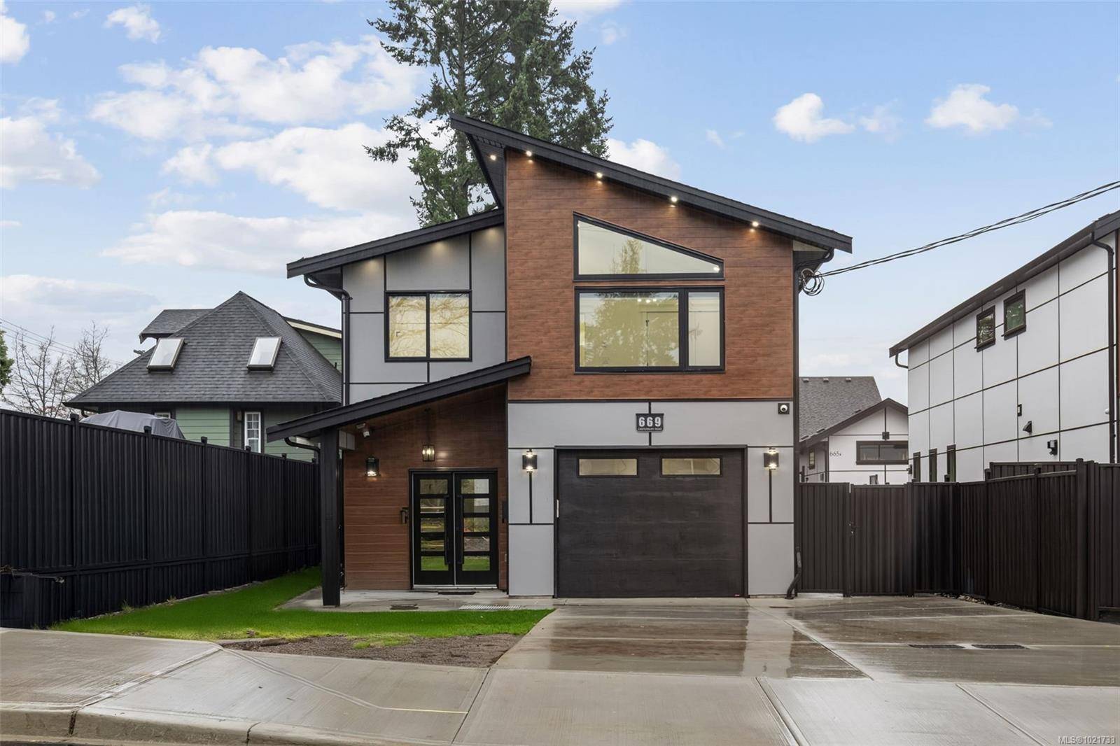 Saanich, BC V8Z 1Z8,669 Canterbury Rd