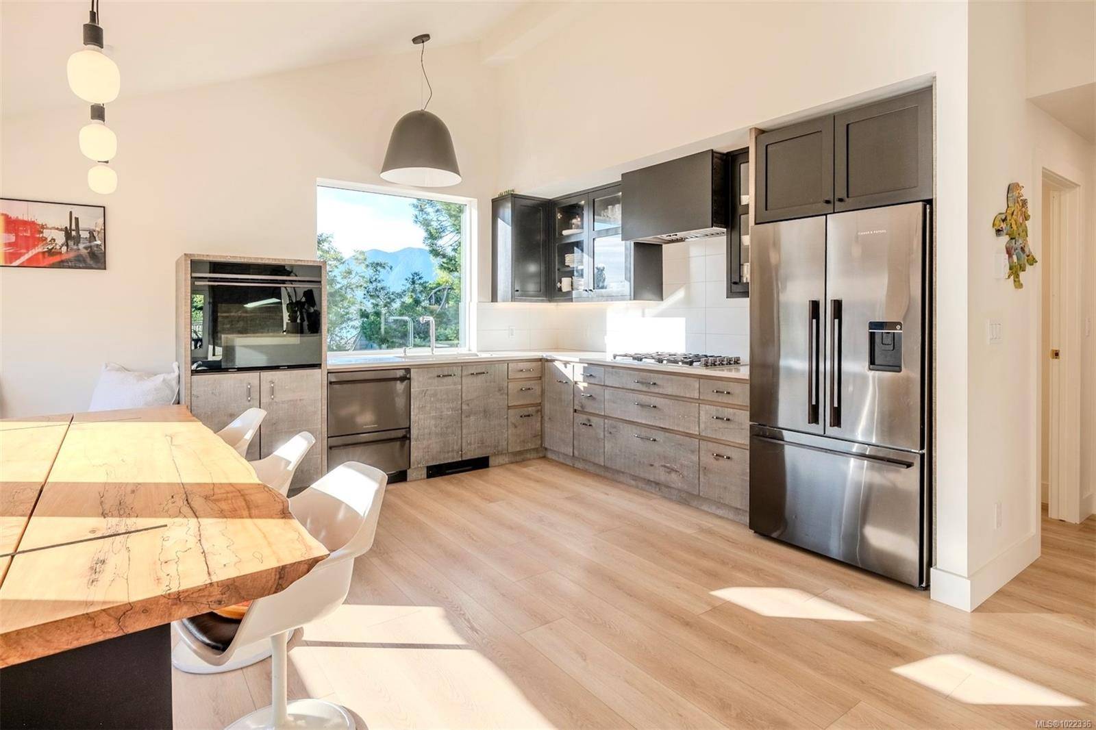 Tofino, BC V0R 2Z0,260 Neill St