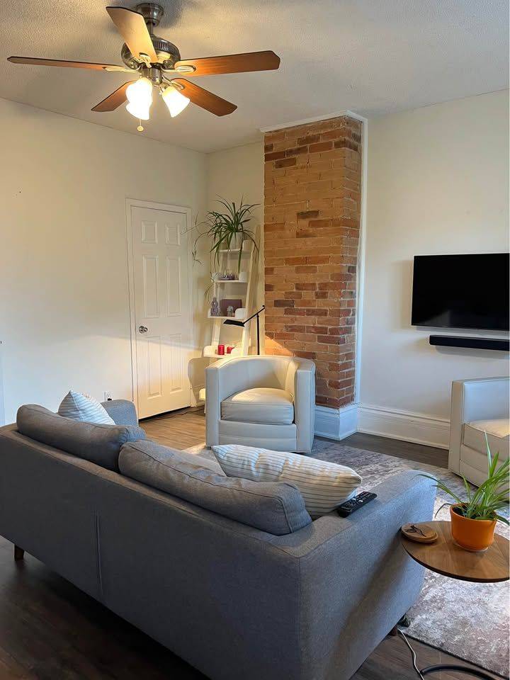 Toronto C01, ON M5T 2S3,2- 244 Bathurst ST