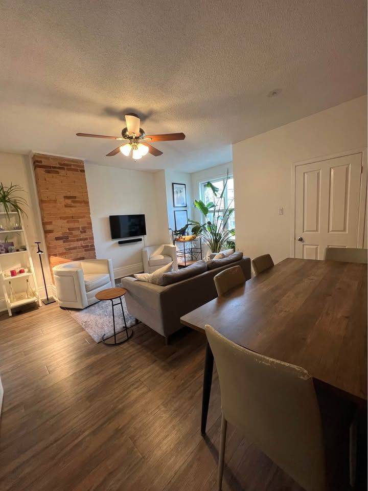 Toronto C01, ON M5T 2S3,2- 244 Bathurst ST