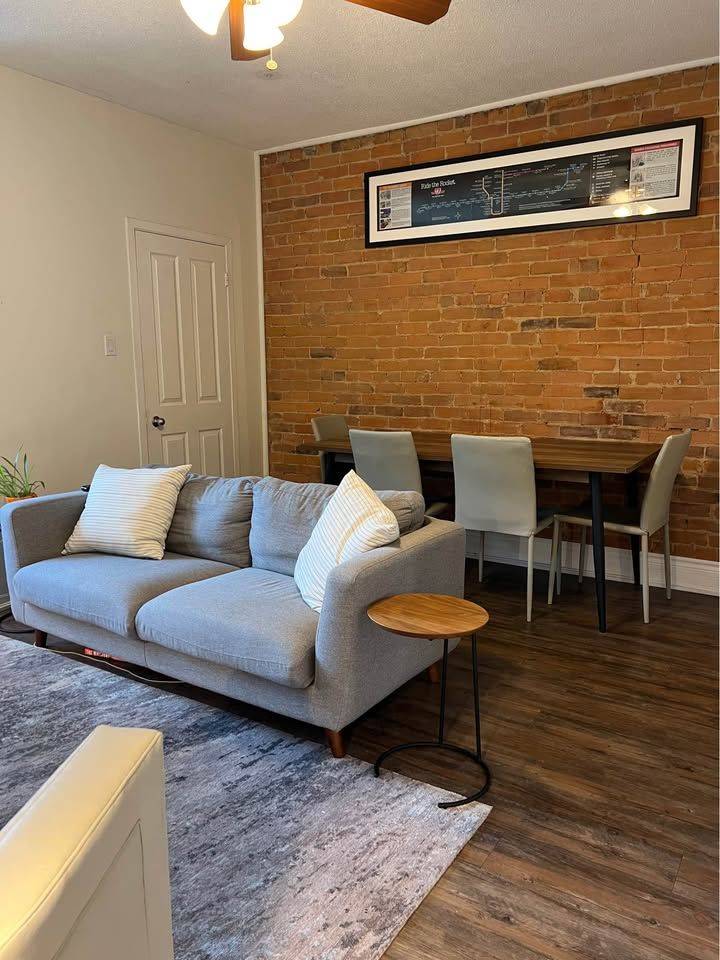 Toronto C01, ON M5T 2S3,2- 244 Bathurst ST