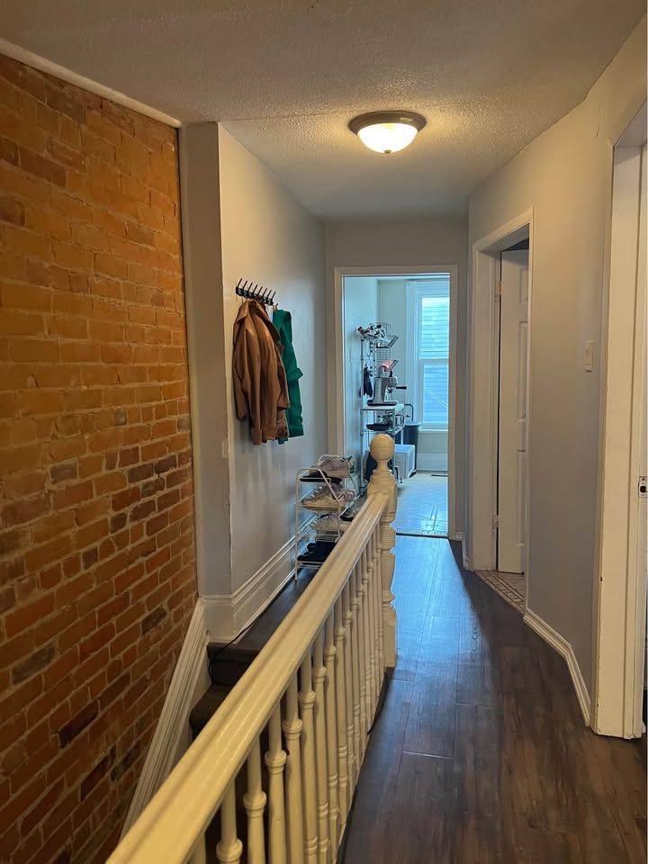 Toronto C01, ON M5T 2S3,2- 244 Bathurst ST