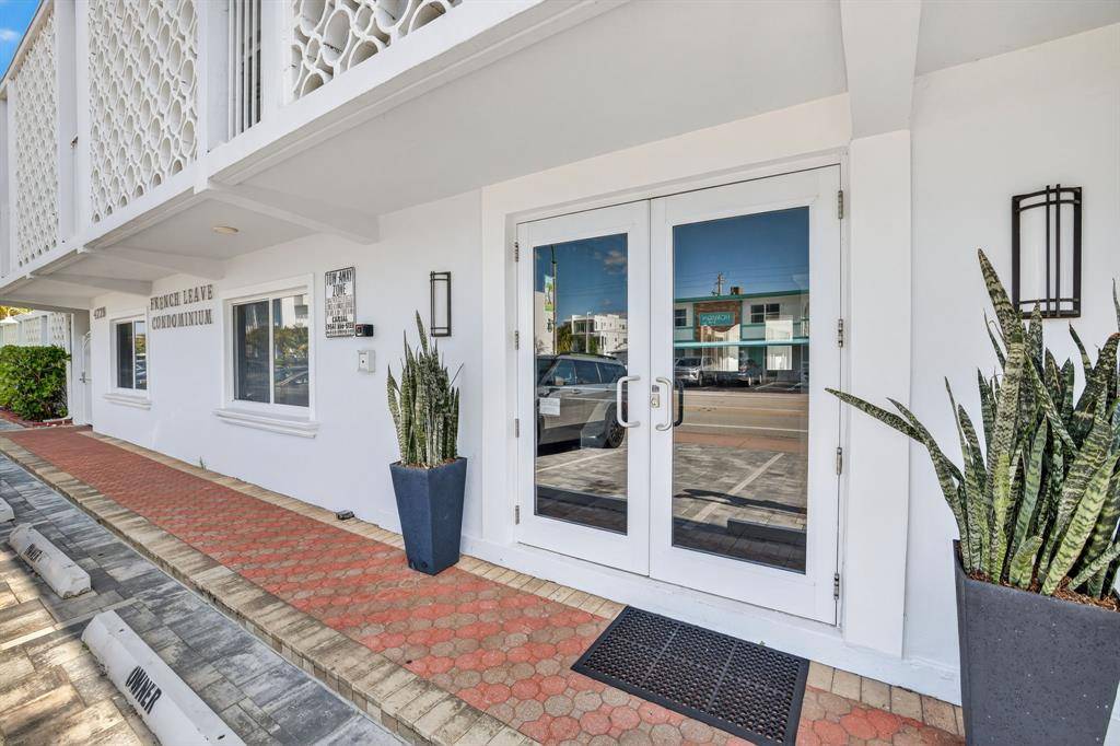 Lauderdale By The Sea, FL 33308,4228 N Ocean Dr #9