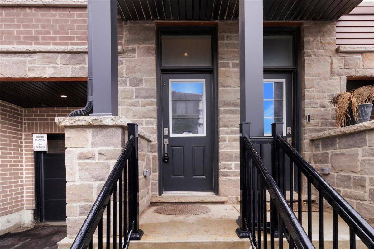 Hamilton, ON L8J 0M6,61 Soho ST #25