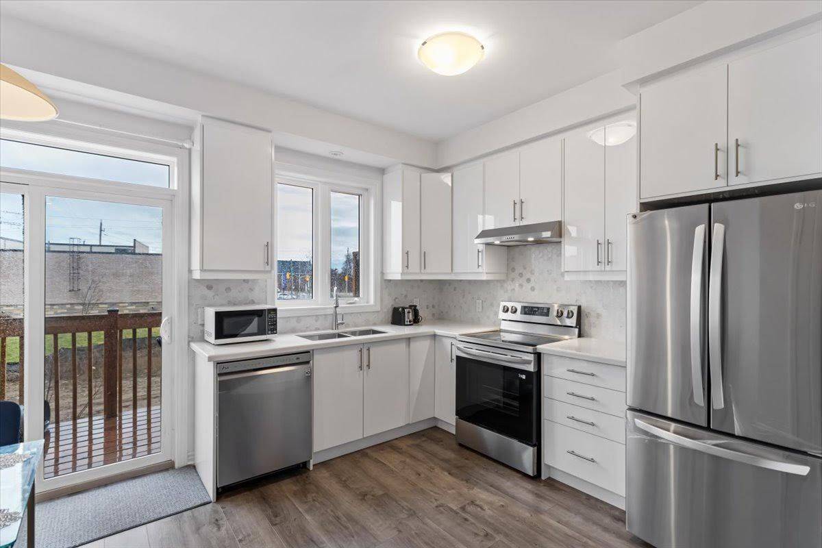 Hamilton, ON L8J 0M6,61 Soho ST #25