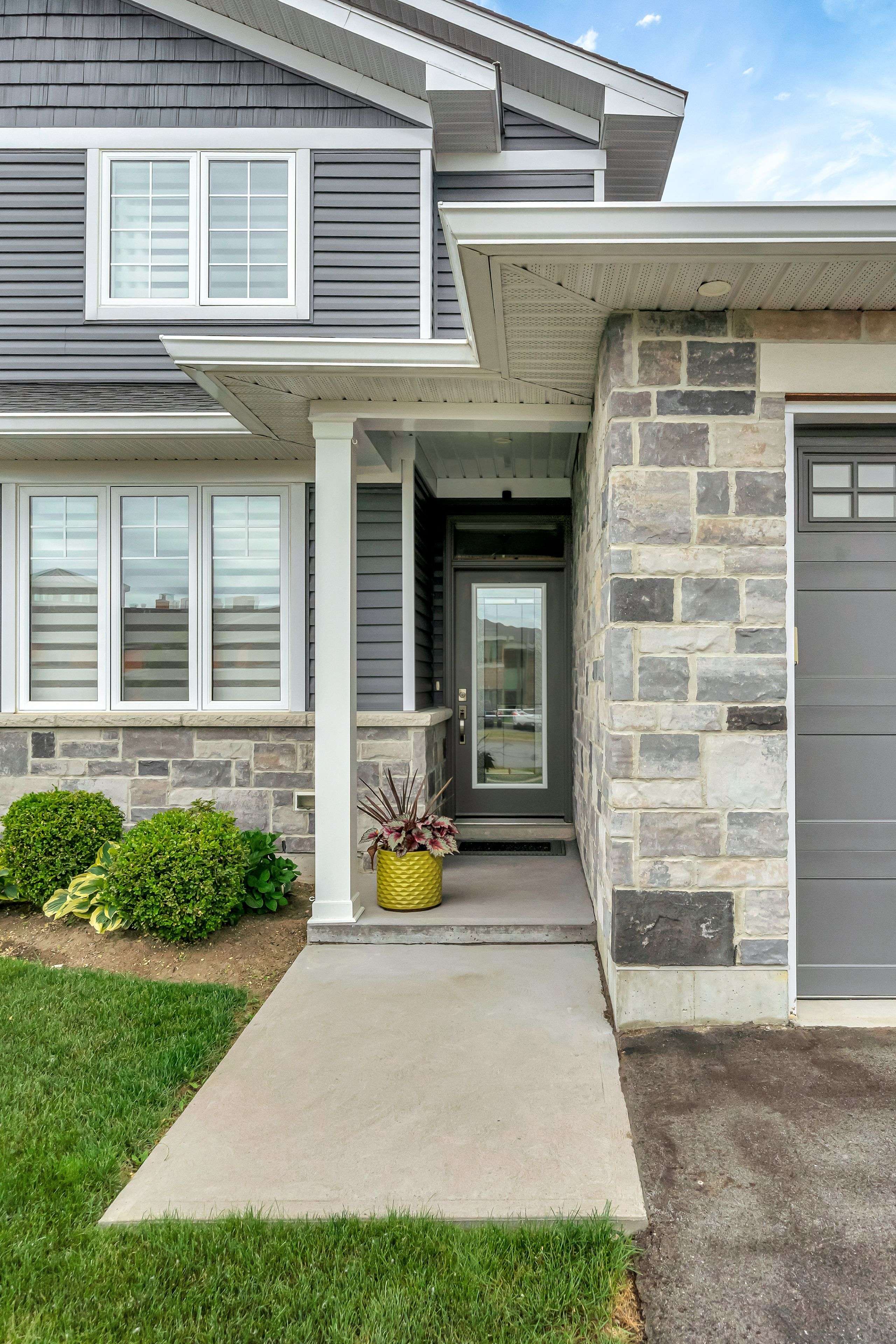 Belleville, ON K8P 5N9,20 Stinson AVE