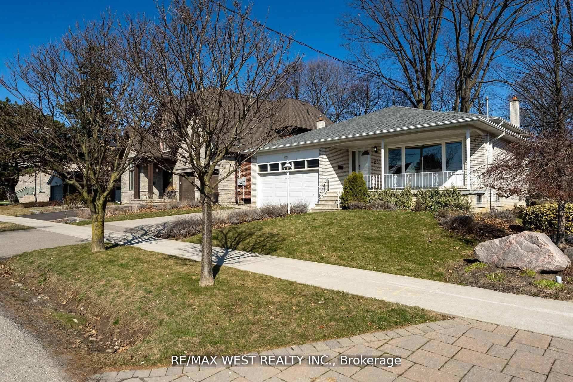 Toronto W09, ON M9P 2P1,28 Braywin DR N