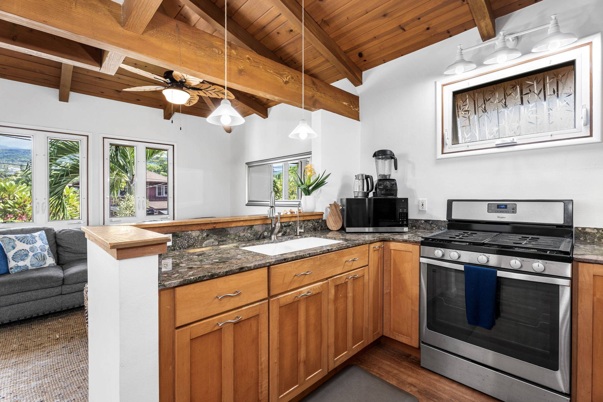 Kailua-kona, HI 96740,76-6176 HOLUALOA BEACH RD