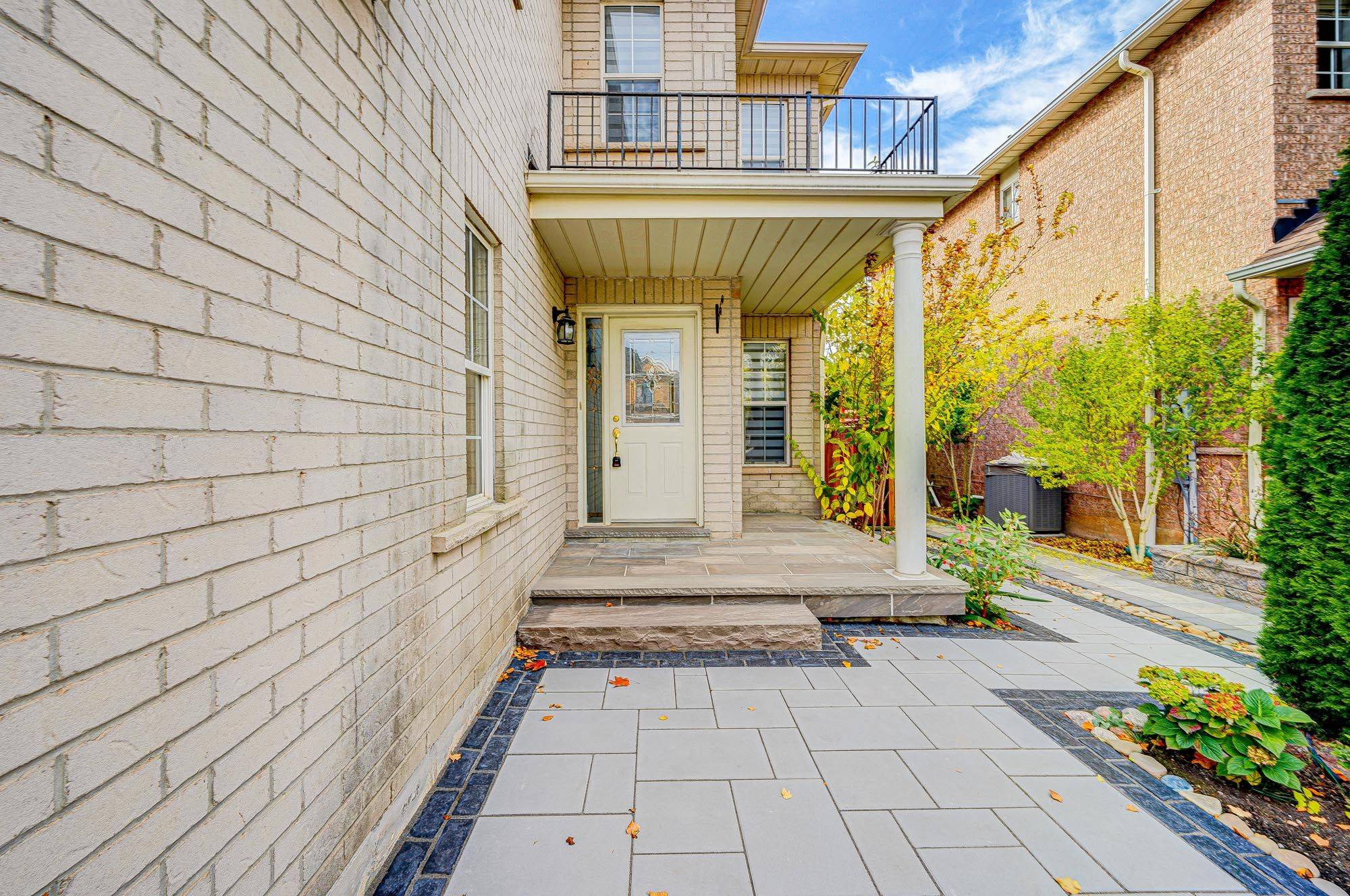 Oakville, ON L6H 6Y5,2470 Nichols DR