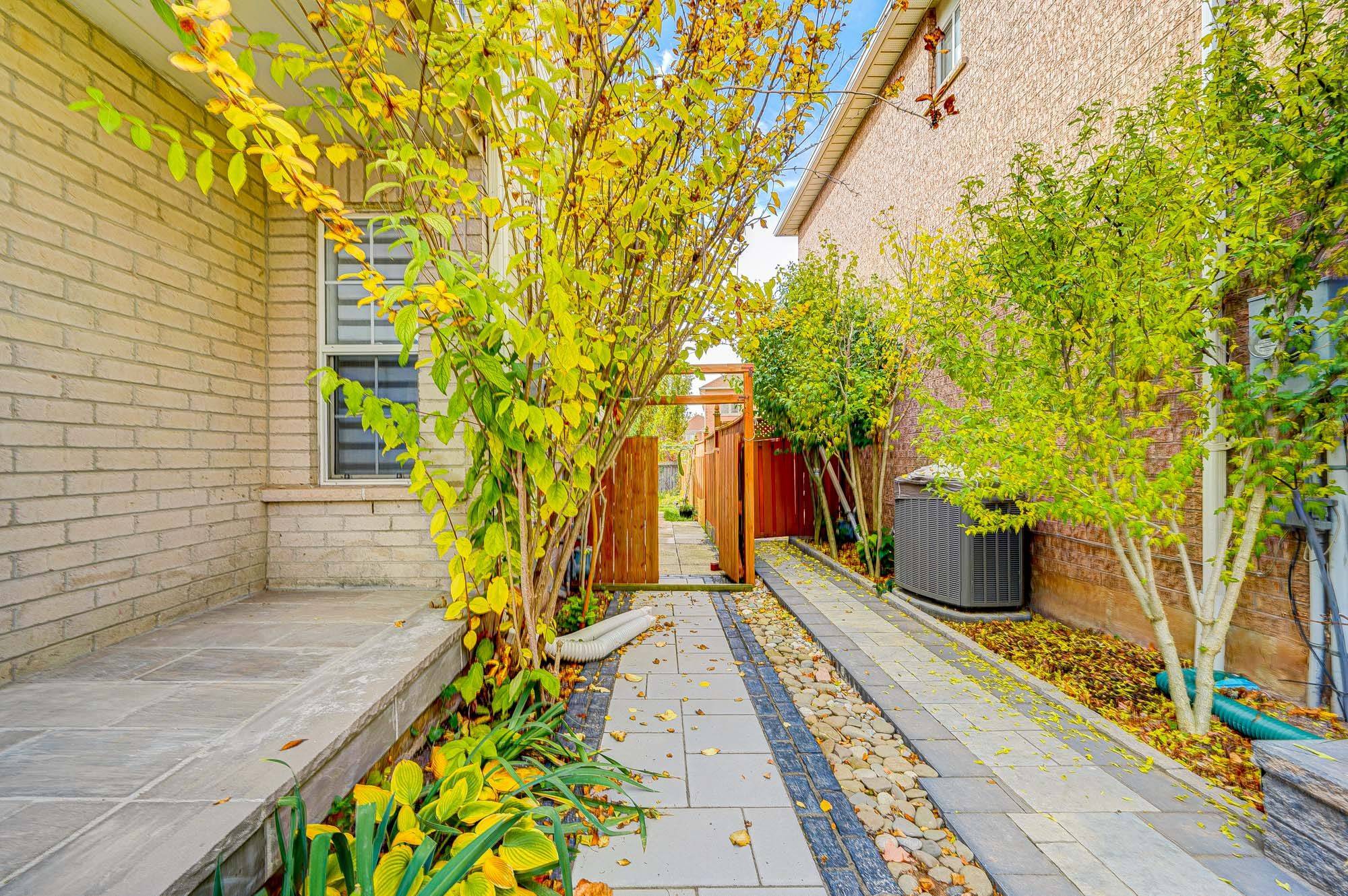 Oakville, ON L6H 6Y5,2470 Nichols DR