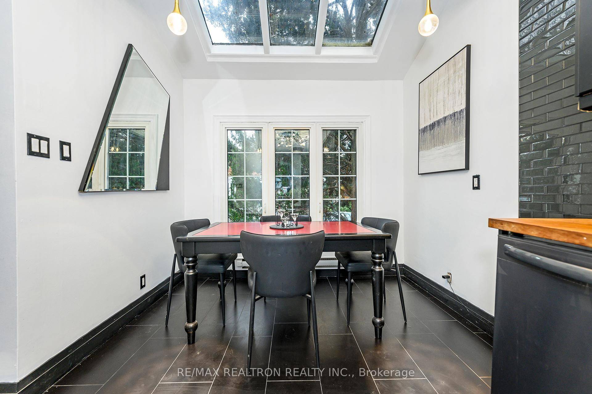 Toronto W01, ON M6R 1E5,24 Marion ST