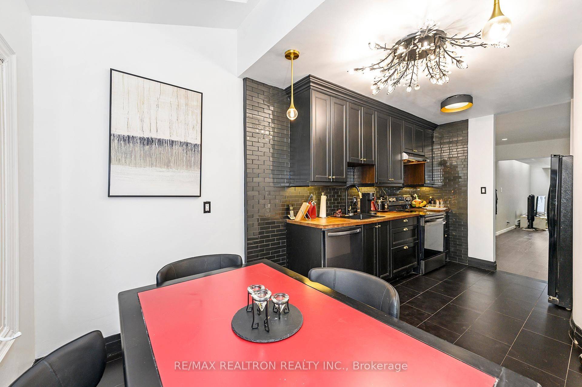 Toronto W01, ON M6R 1E5,24 Marion ST