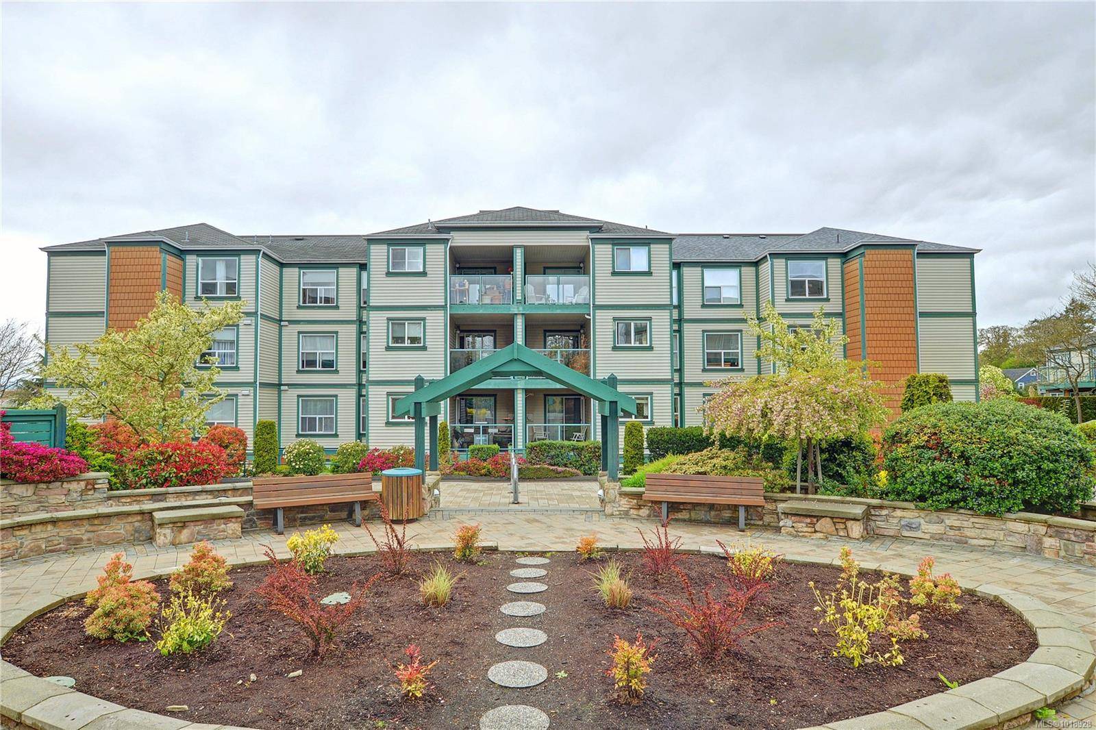 Saanich, BC V8X 2W6,894 Vernon Ave #306