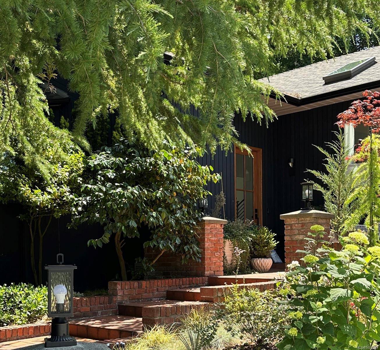 Saanich, BC V8N 3A3,1941 Appleton Pl