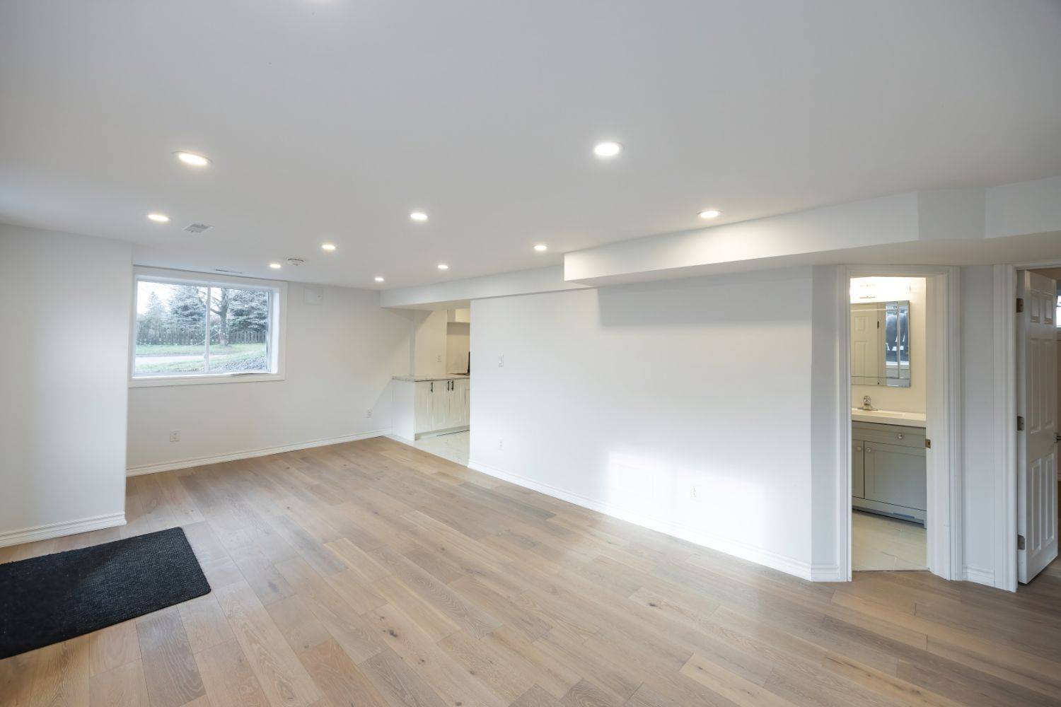 Oshawa, ON L1H 3L2,685 Emerson AVE #Lower