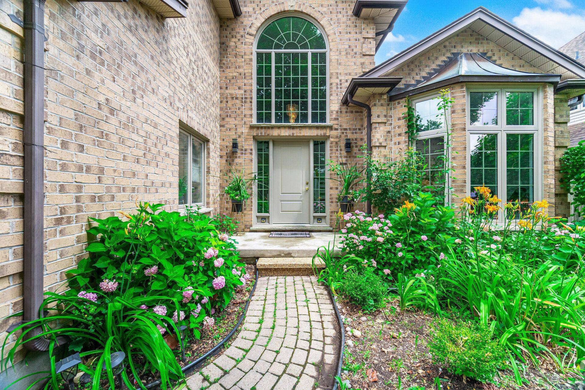 London East, ON N5Y 5M2,14 Wintergarden RD