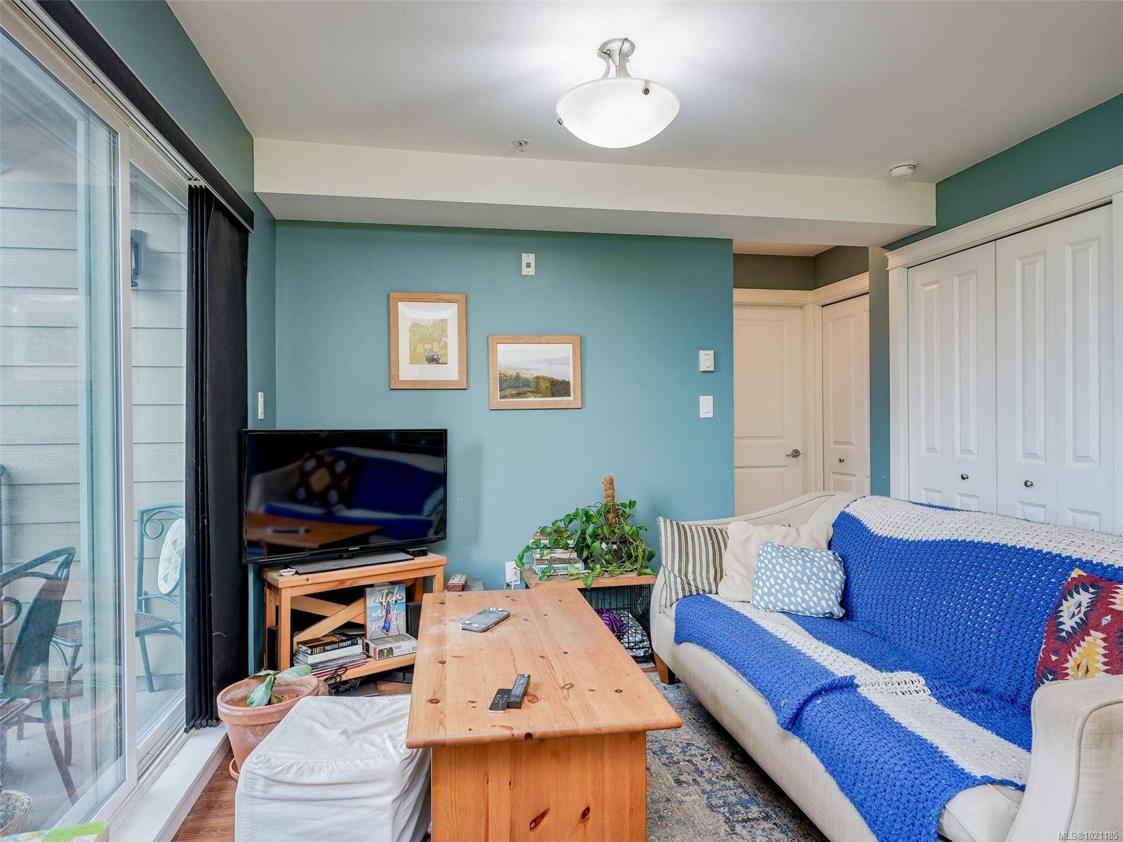 Esquimalt, BC V9A 3L9,1405 Esquimalt St #409