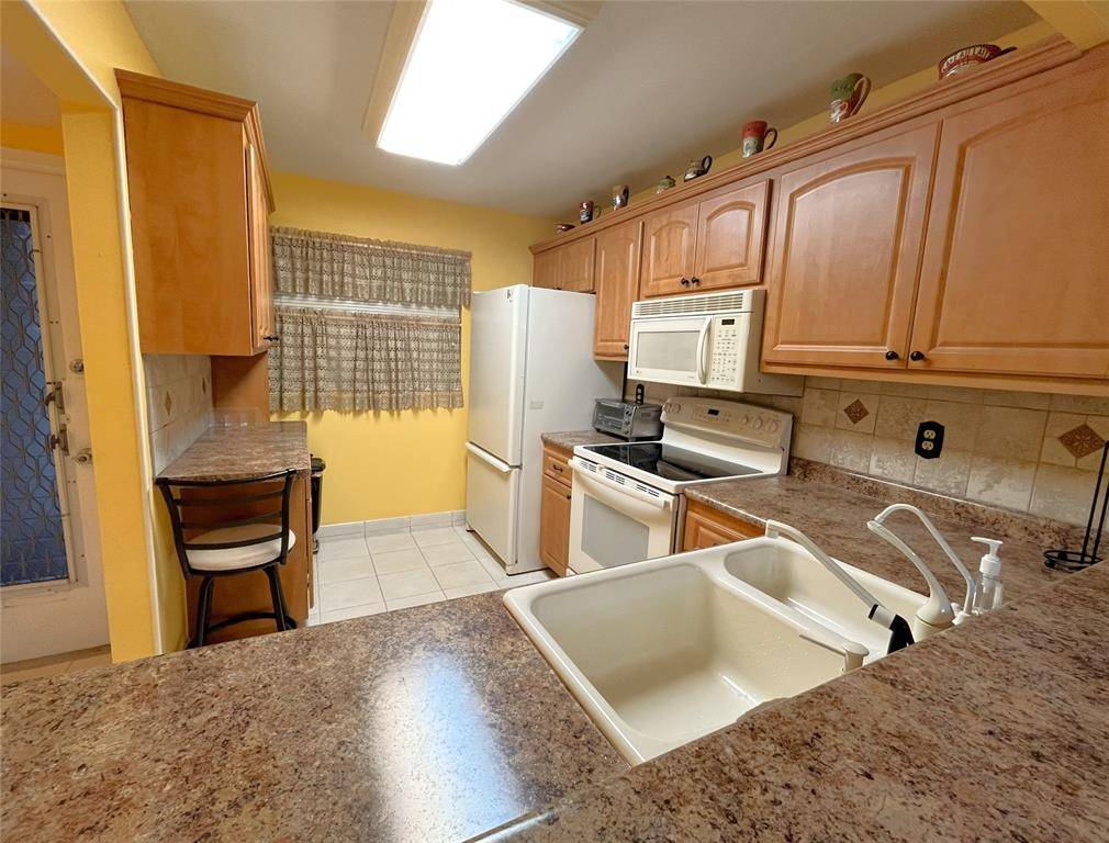 Davie, FL 33324,9501 Seagrape Dr #305