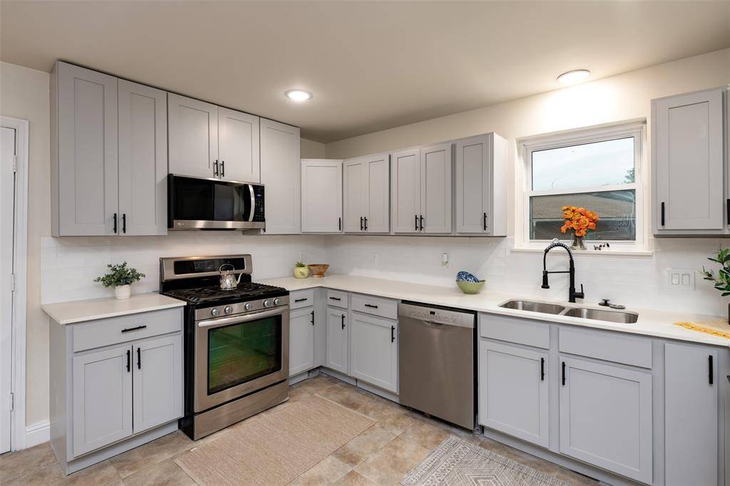 Grapevine, TX 76051,1413 Hill Street