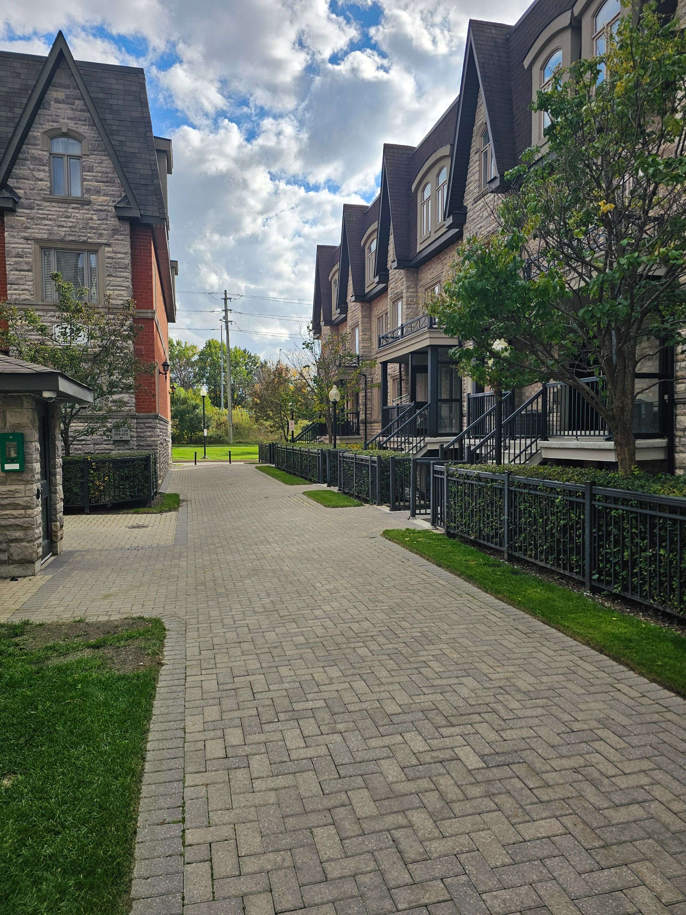 Markham, ON L3T 0B1,318 John ST #125