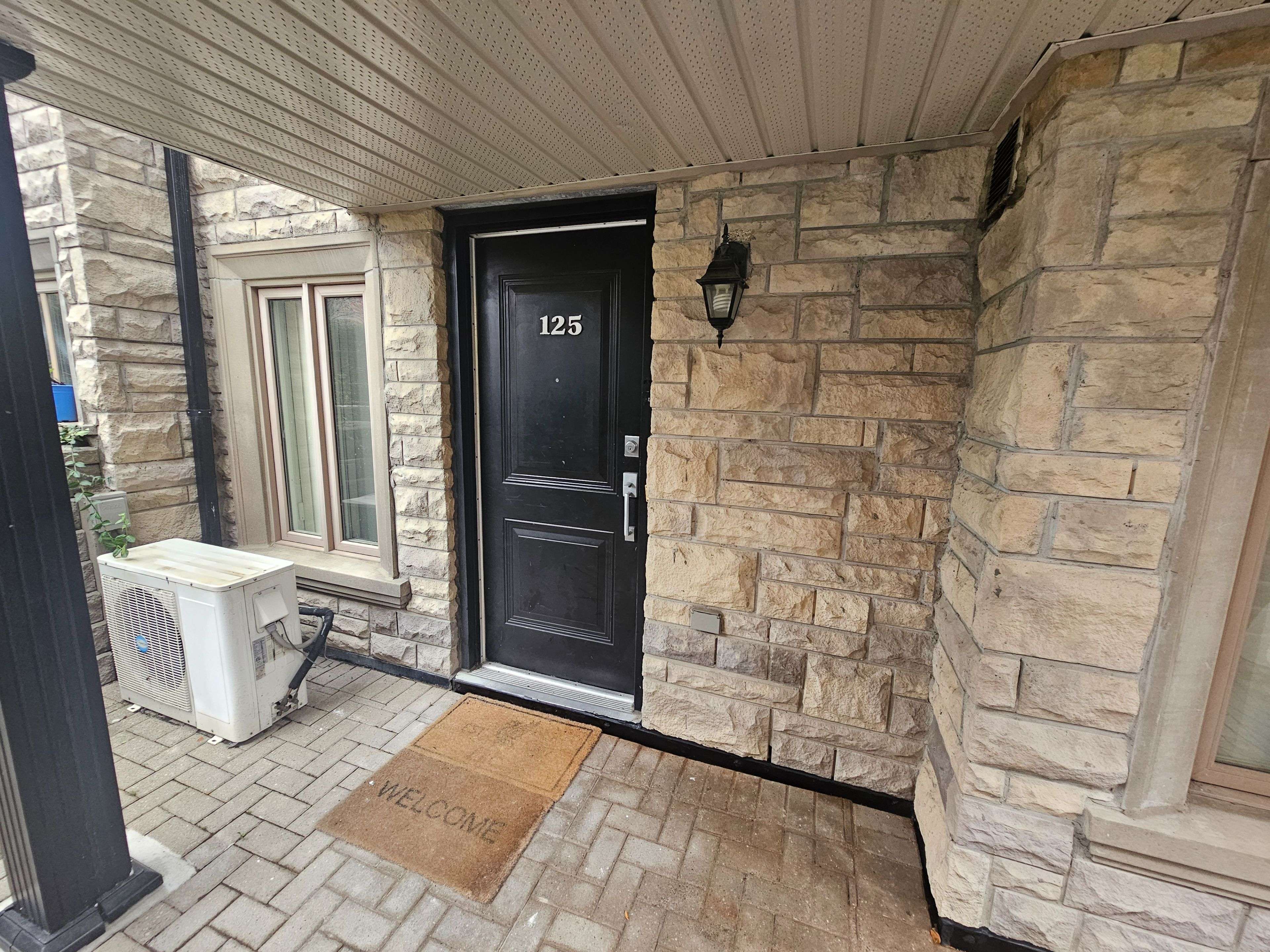 Markham, ON L3T 0B1,318 John ST #125