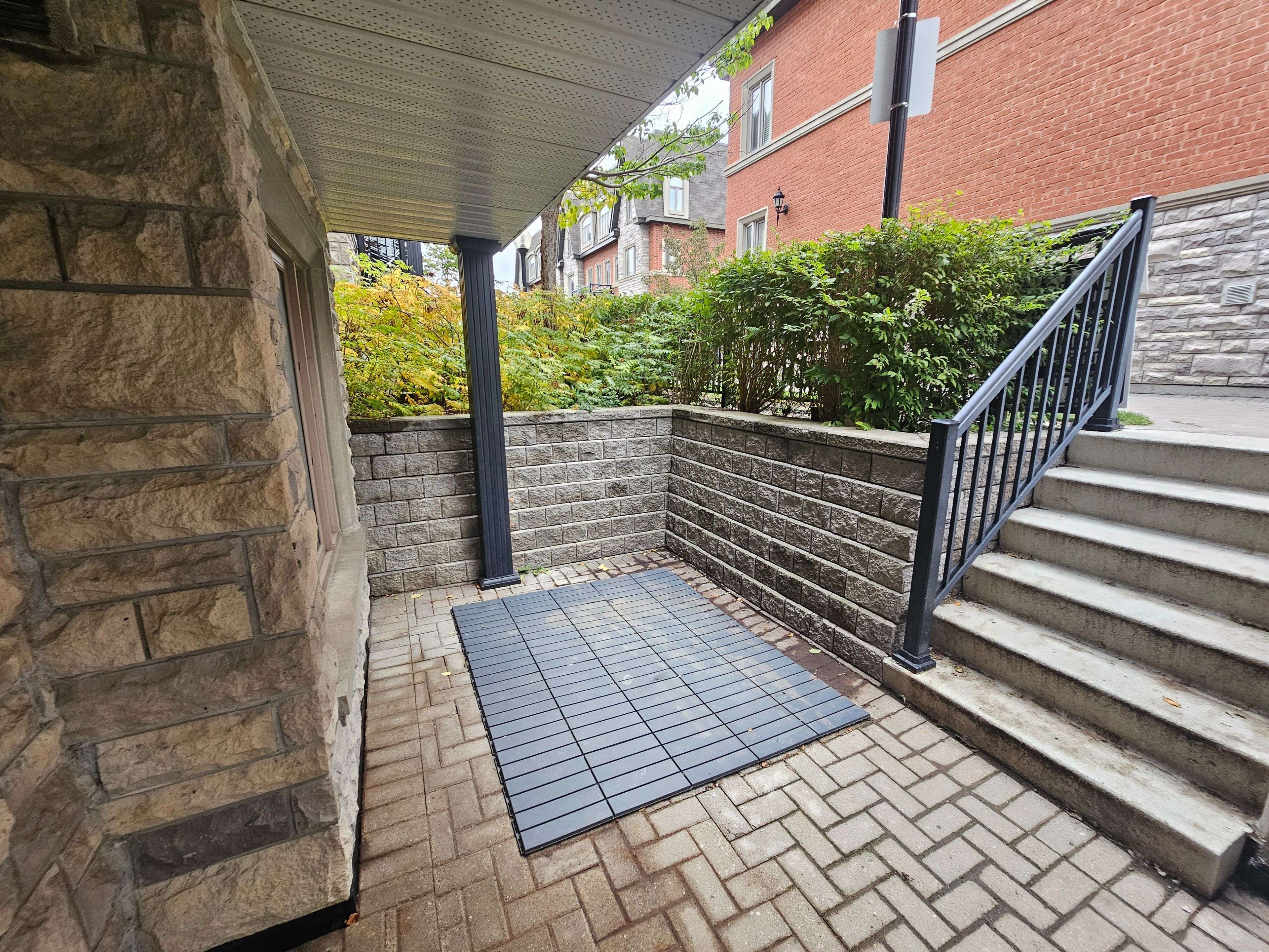 Markham, ON L3T 0B1,318 John ST #125