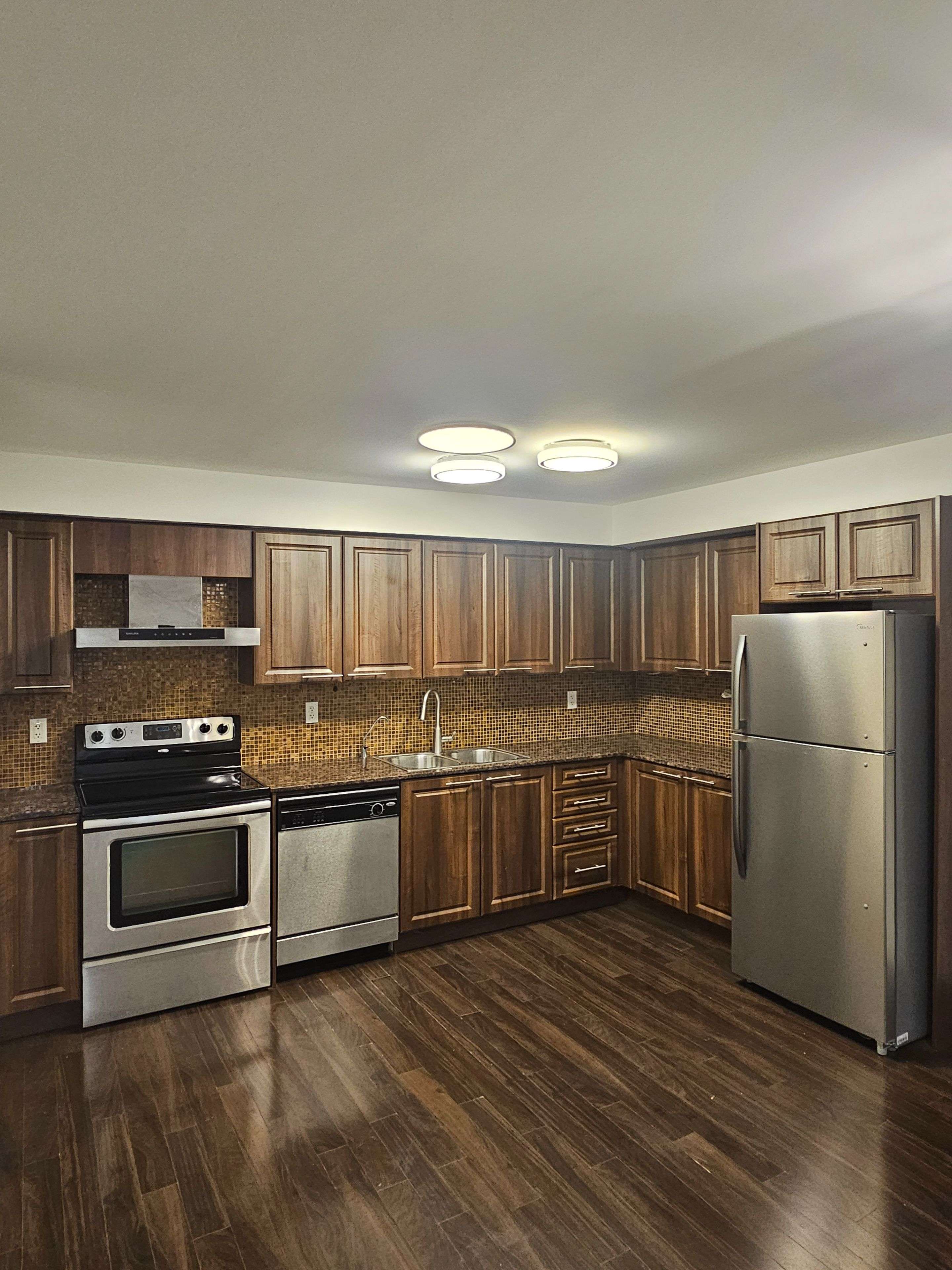 Markham, ON L3T 0B1,318 John ST #125