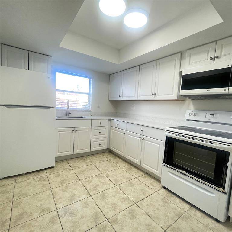 North Lauderdale, FL 33068,8010 SW 7th St