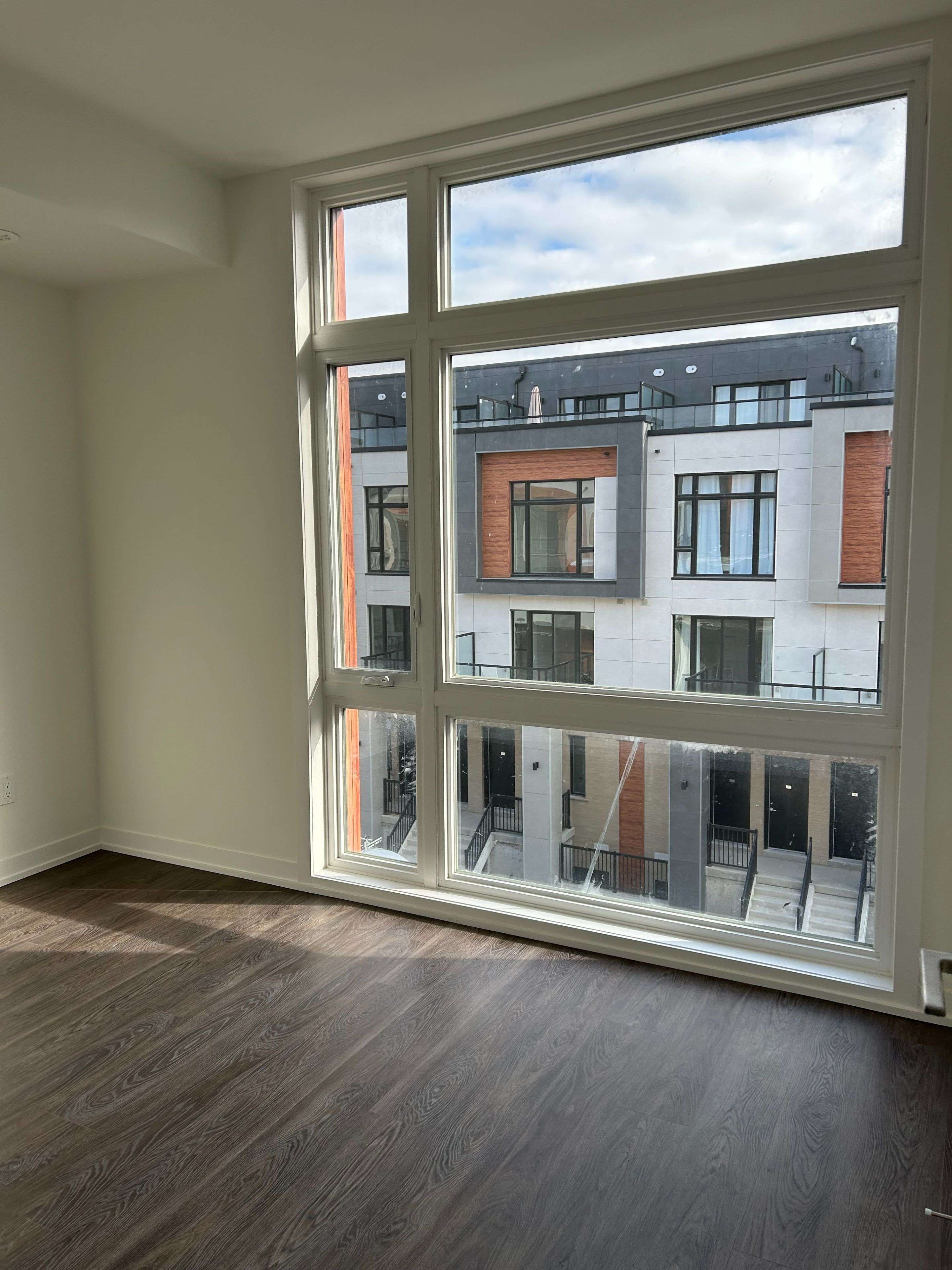 Richmond Hill, ON L4S 0N1,6 Steckley House LN #TH302