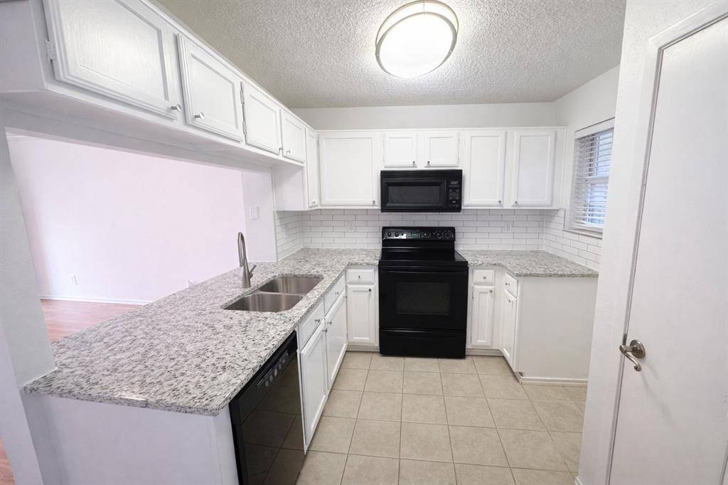 Euless, TX 76039,17 Abbey Road