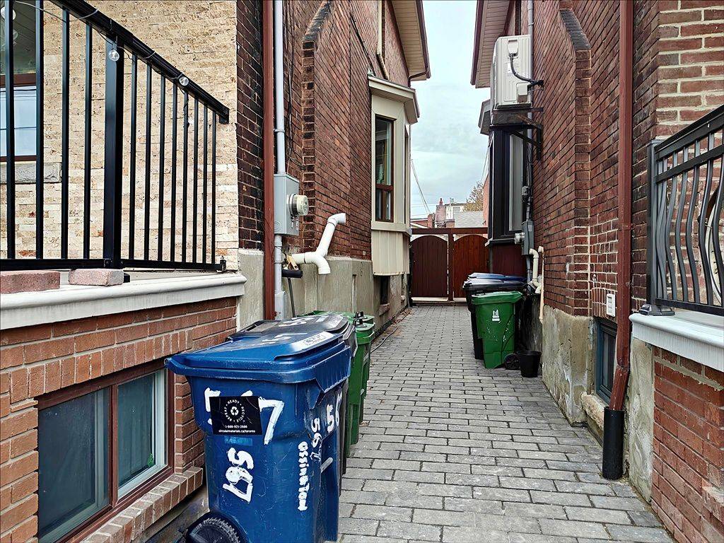 Toronto C01, ON M6G 3T4,567 Ossington AVE #Lower