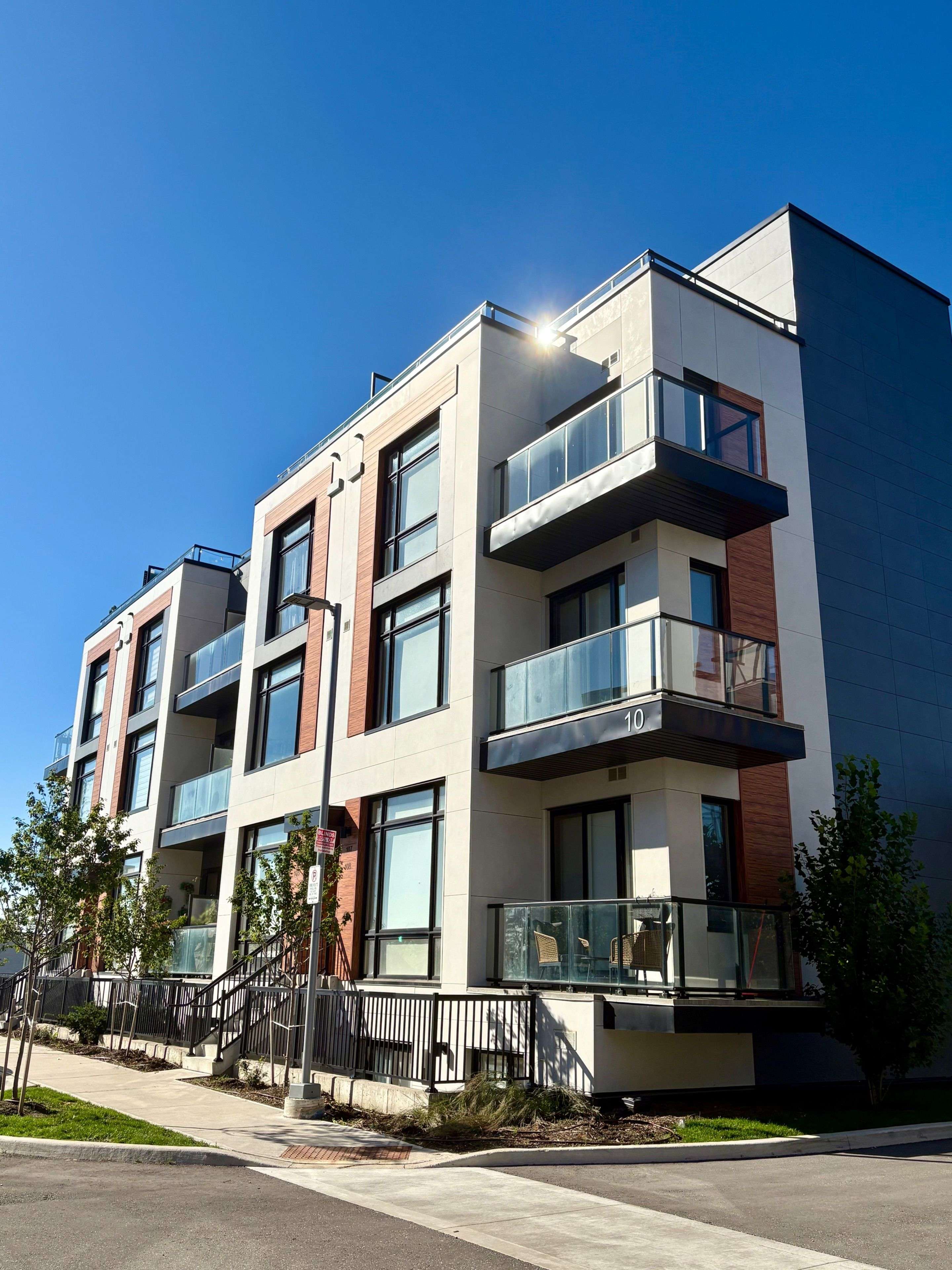 Richmond Hill, ON L4S 0N1,10 Steckley House LN #112