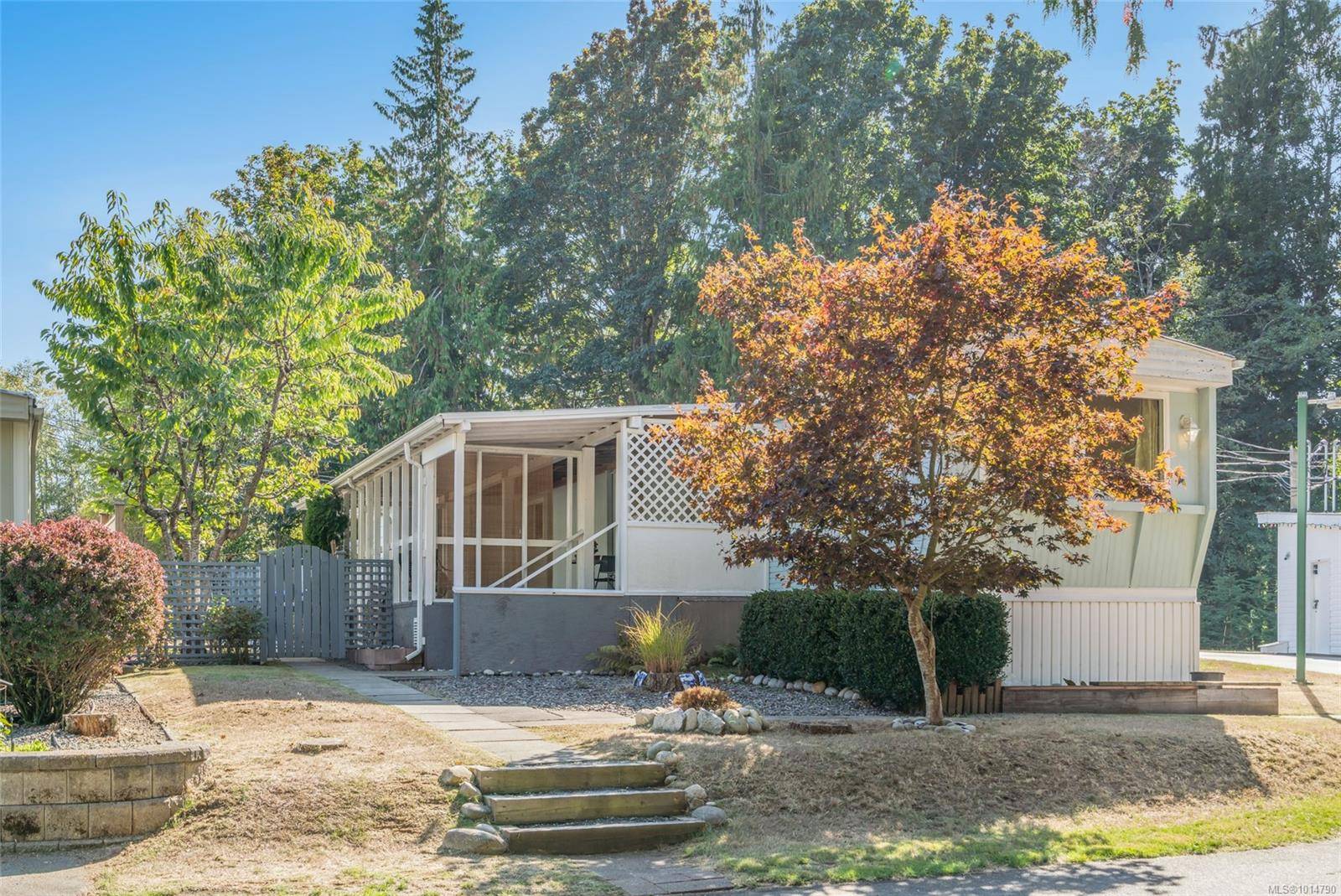 Qualicum Beach, BC V9K 1P2,575 Arbutus St #16