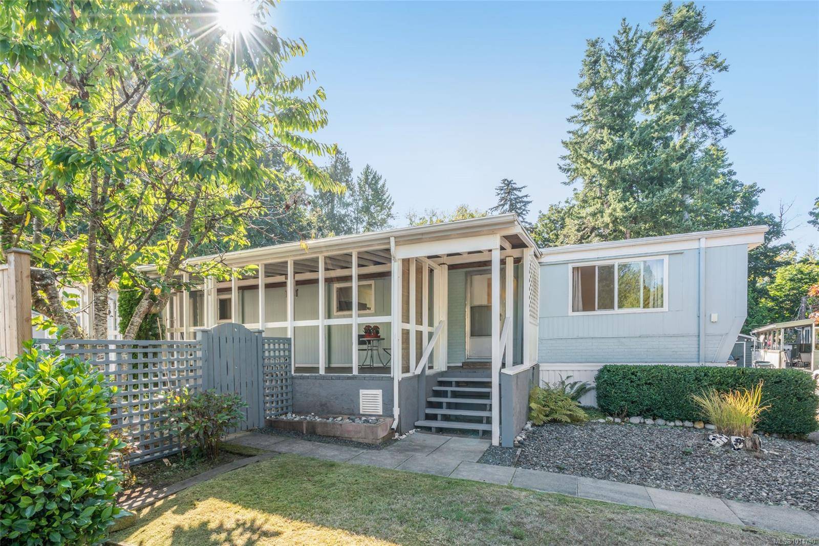 Qualicum Beach, BC V9K 1P2,575 Arbutus St #16