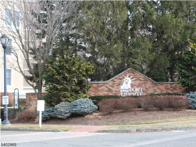 Jersey City, NJ 07305,30 Freedomway #102