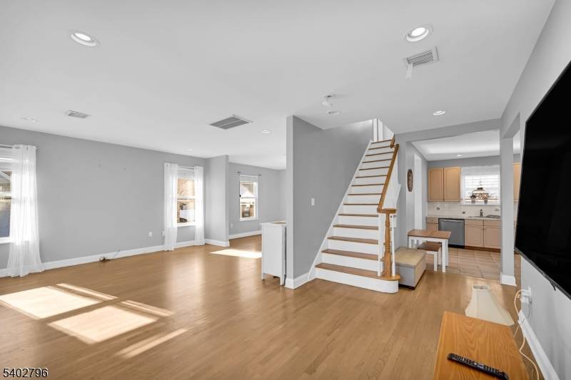 Wallington Boro, NJ 07057,48 Main Ave