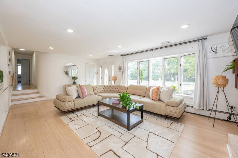 North Caldwell Boro, NJ 07006,531 Mountain Ave