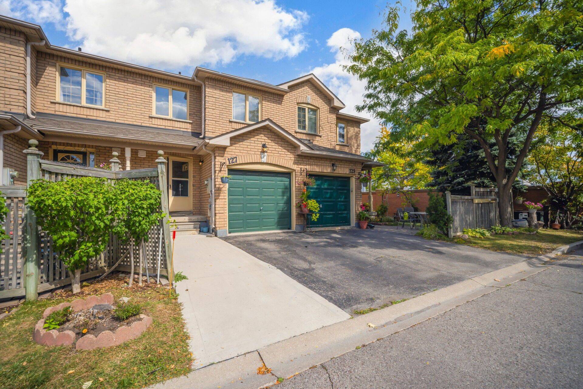 Brampton, ON L6Y 5A8,2 Sir Lou DR #127