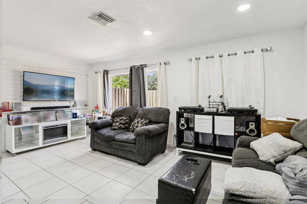 Tamarac, FL 33319,5843 Woodlands Blvd #5843