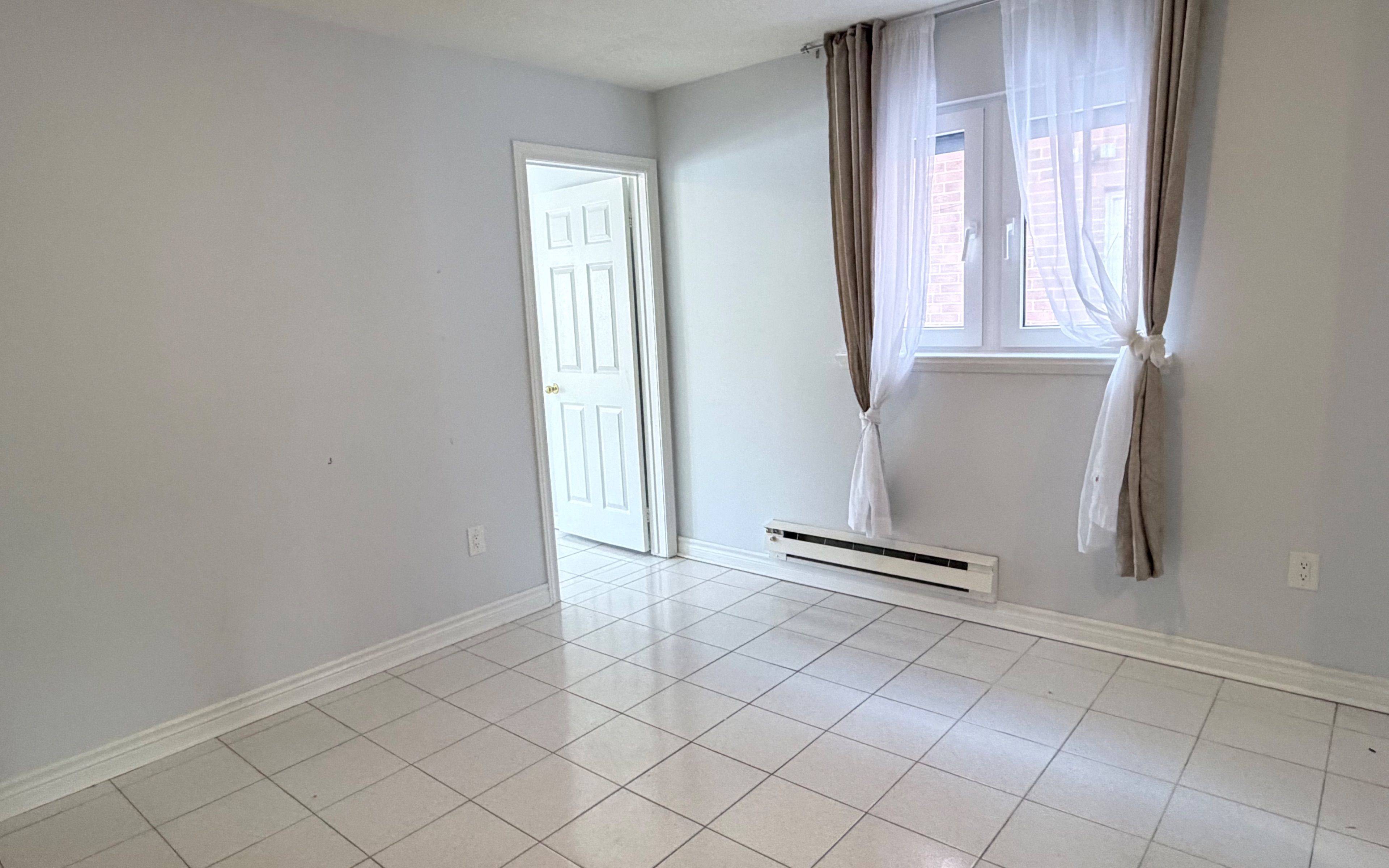 Richmond Hill, ON L4E 2Z8,238 N Lake RD #Main Fl