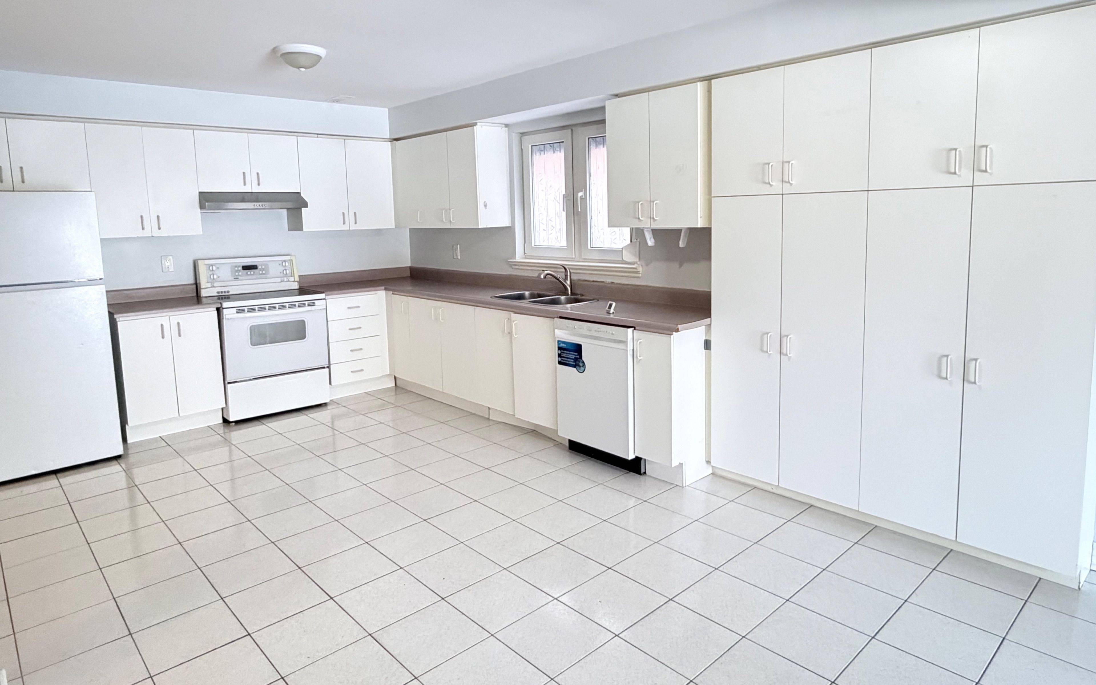 Richmond Hill, ON L4E 2Z8,238 N Lake RD #Main Fl