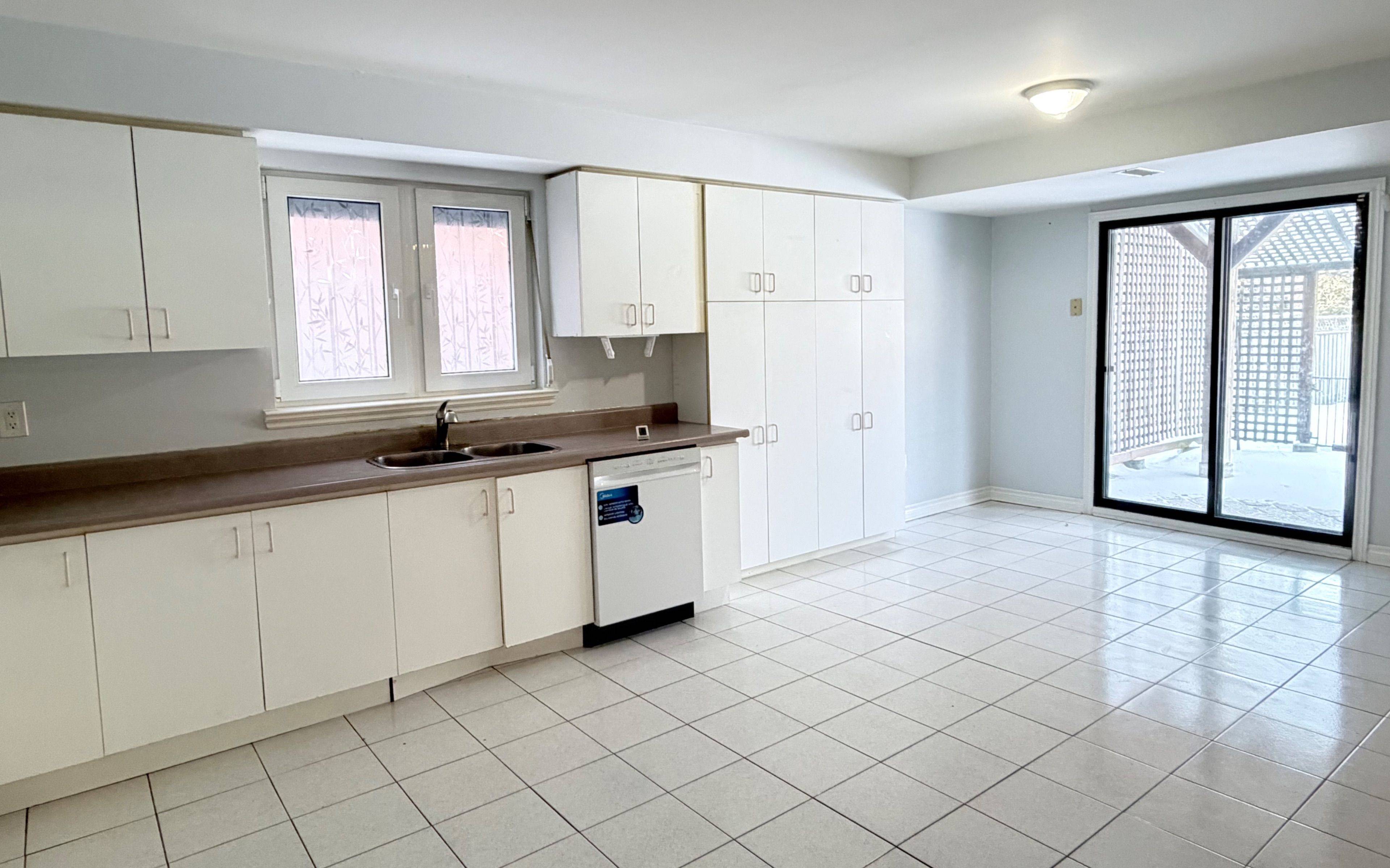 Richmond Hill, ON L4E 2Z8,238 N Lake RD #Main Fl