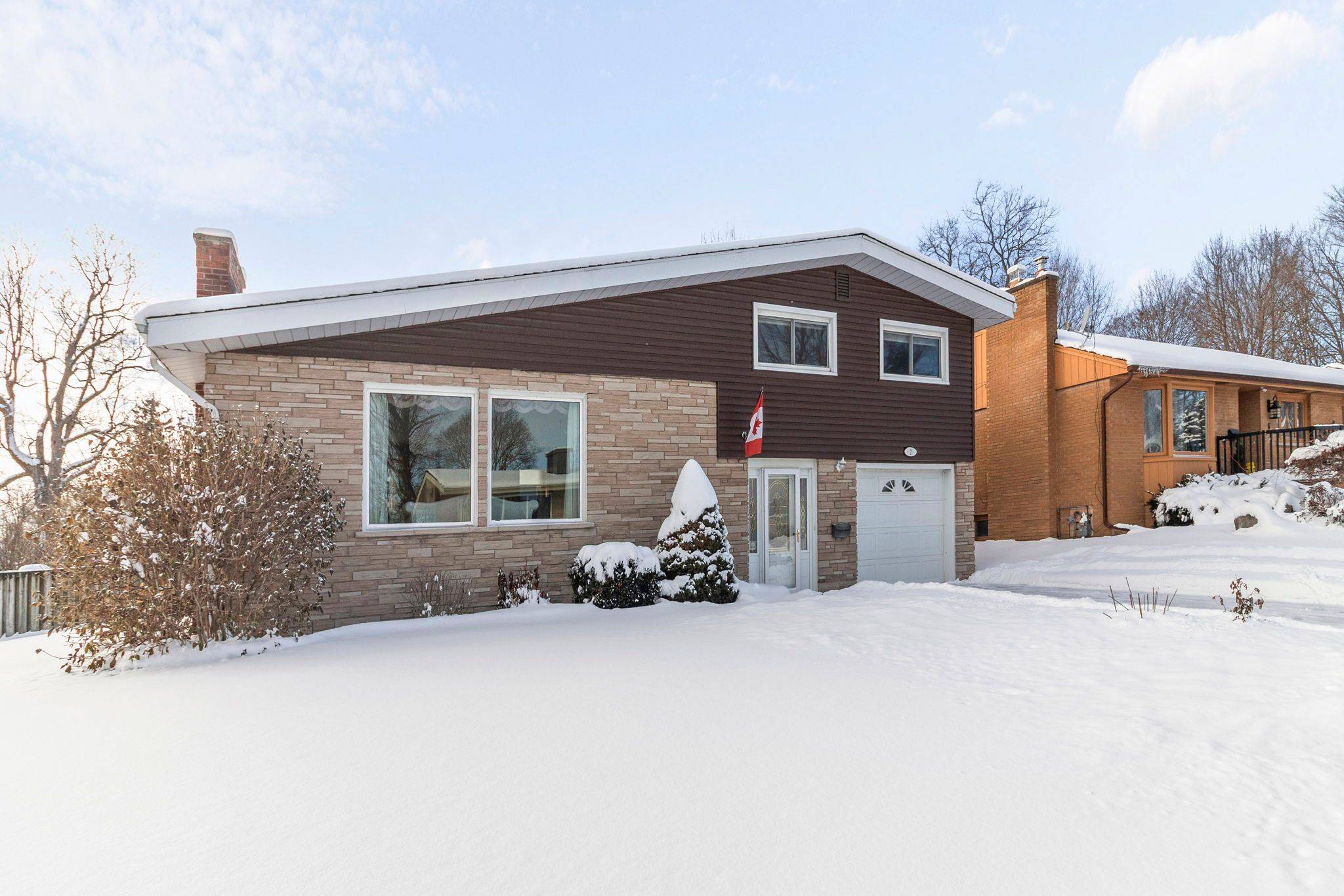 Brockville, ON K6V 2Z2,2 Woodlawn PL