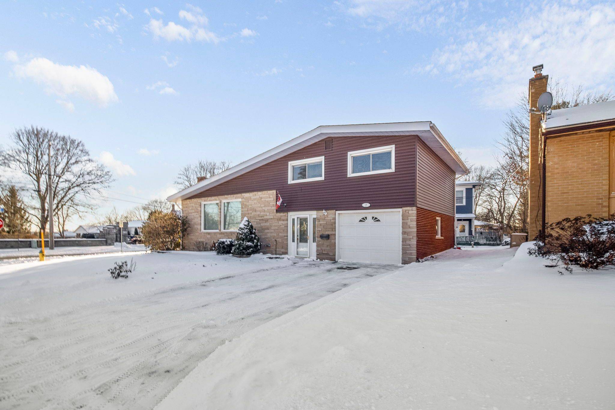 Brockville, ON K6V 2Z2,2 Woodlawn PL