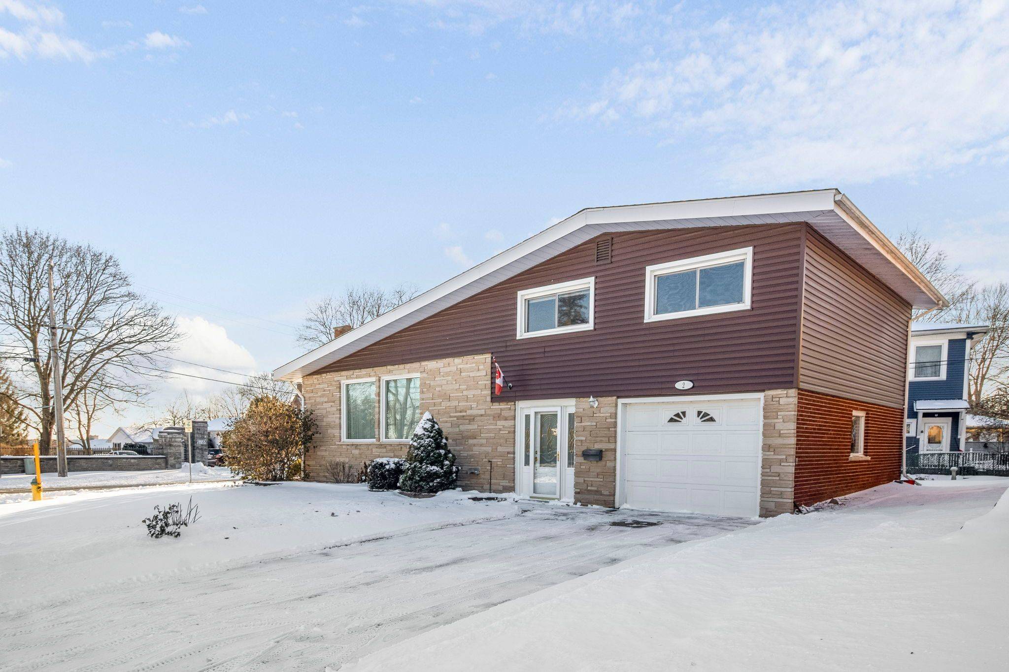 Brockville, ON K6V 2Z2,2 Woodlawn PL